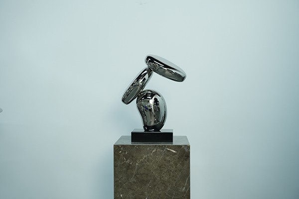 Modern Abstract Stainless Steel Sculpture – Custom Balancing Stone Art for Indoor & Outdoor Decor  Modern Abstract Stainless Steel Sculpture – Custom Balancing Stone Art for Indoor & Outdoor Decor